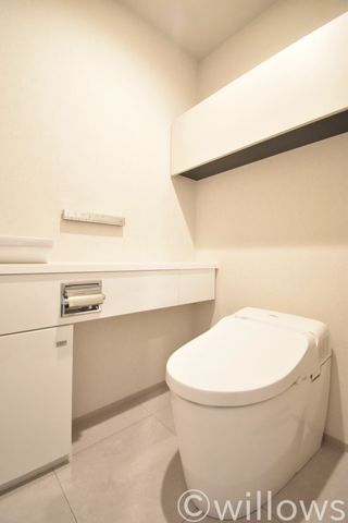 白を基調としたシンプルな清潔感のあるトイレです。タンクレスでスッキリ広くお使いいただけます。