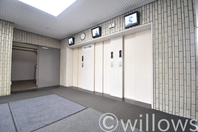 エレベーターは3台設置。防犯カメラ付きで防犯対策もしっかりとしており、1人でも安心して利用できます。