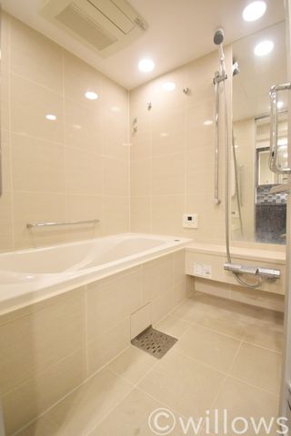 ホテルへ宿泊しに来たような充実設備が整っている浴室。心身ともに癒されつつ、プライベートなひとときを送ることができるでしょう。保温効果の高い浴槽なので、家計にも嬉しいですね。