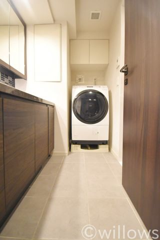 洗面台は朝を快適させてくれる空間としては大切な空間です。バタバタしている忙しい朝でも収納が多い洗面台では短時間で効率良く支度ができます。洗濯機置き場は大型のドラム式洗濯機を配置いただくことが可能です。
