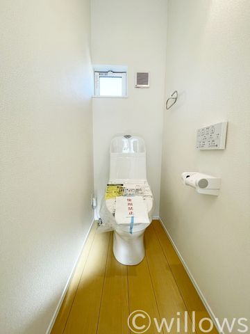 温水洗浄便座。トイレは白を基調とし、清潔感のある空間に。お気に入りの絵画を飾ったり、小さなお部屋でも工夫次第で素敵な空間になります。