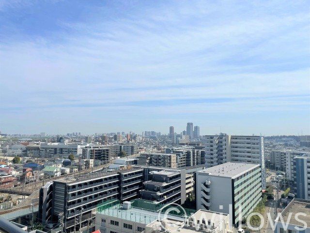 13階部分バルコニーからの眺望です。綺麗な青空が広がり、爽やかな気分になる景色ですね。
