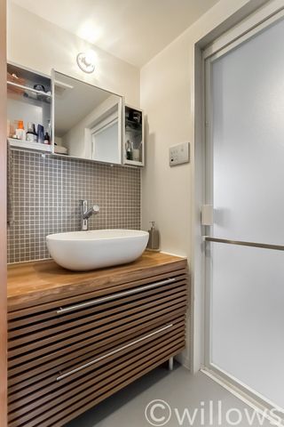 洗面台は朝を快適させてくれる空間としては大切な空間です。バタバタしている忙しい朝でも収納が多い洗面台では短時間で効率良く支度ができます。