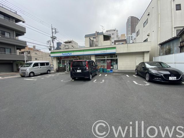 ファミリーマート新丸子駅東店 徒歩5分。 370m