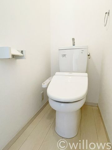 トイレは白を基調とし、清潔感のある空間に。より快適にご利用いただくために、ウォシュレットタイプを採用。