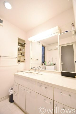 壁一面に貼られた鏡でさらに物が溢れがちな洗面台も開放感がアップ！収納力にも優れ、通常の建売では作ることが出来ない仕様に。