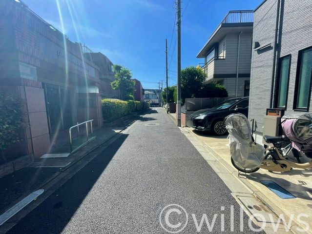 前面道路は車通りが少なく、静かな環境でお過ごしいただけます。お子様にも安心な環境です。お休みの日にお子様と一緒に遊ぶ姿が目に浮かびますね。