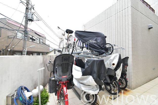 自転車は必需品という方も多くいらっしゃいます。見るとお子様を乗せる自転車も多く、このマンションコミュニティの雰囲気を教えてくれます。