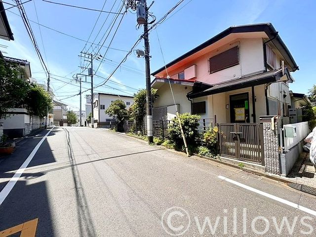 物件手前の道路です。道幅も広く、交通量も少ない閑静な住宅街に位置しております。お子様に安心、ご家族でゆったりとした生活を実現できます。