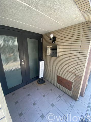 住戸側のエントランスです。オートロックもついております。