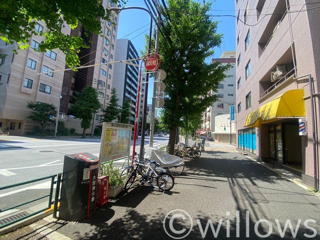 前面道路も広く、人目につきやすい立地です。店舗・事務所どちらでもご検討下さい。（用途は管理組合の承認が必要です）