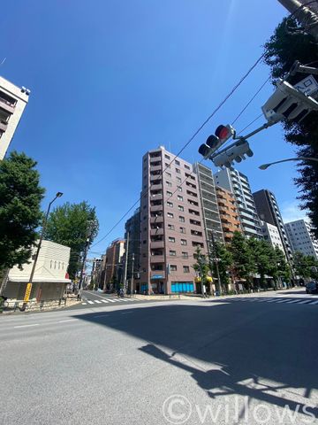 本郷通りの角地にあるマンションです。3沿線も利用可能でございますので、利便性も高い立地です。