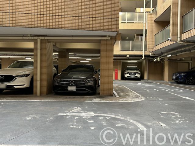 断然便利な敷地内駐車場。屋内駐車場は車種が限られますので、お問い合わせ時にお車の車種をご教示下さい。空き状況をすぐにお調べします。