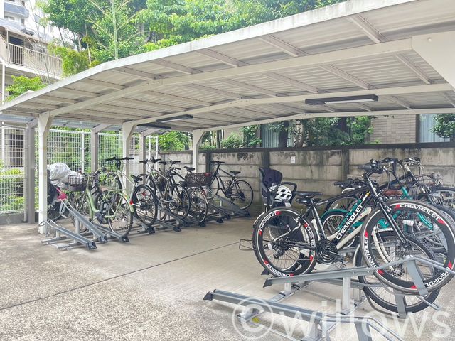 自転車は必需品という方も多くいらっしゃいます。見るとお子様を乗せる自転車もあり、このマンションコミュニティの雰囲気を教えてくれます。年間6000円、空き状況もすぐにお調べします。