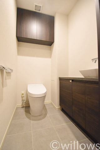 通常より広めのトイレはタンクレスタイプを採用し、手洗い場を設けました。収納棚をしっかりと確保しておりますのでトイレ用品の収納が可能です。お掃除もしやすく、より快適な空間を享受できます。