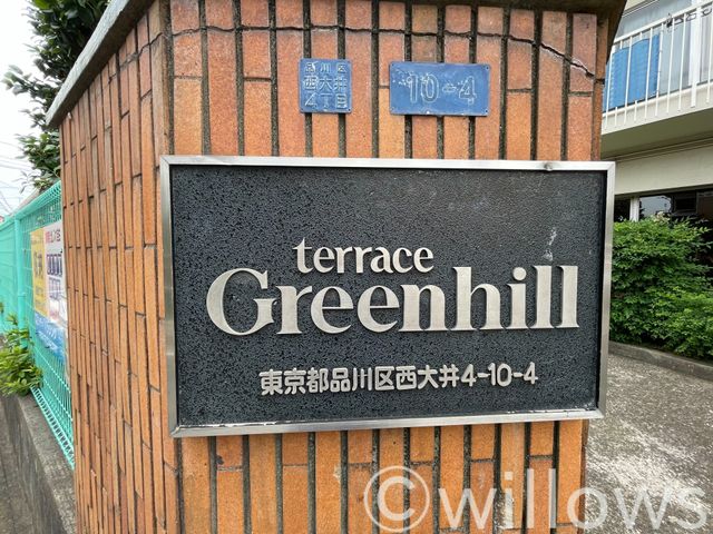 華美な装飾が省かれたシンプルで落ち着いた佇まいのエントランス。街の風景に自然に溶け込み、暮らす人を静かに出迎えます。