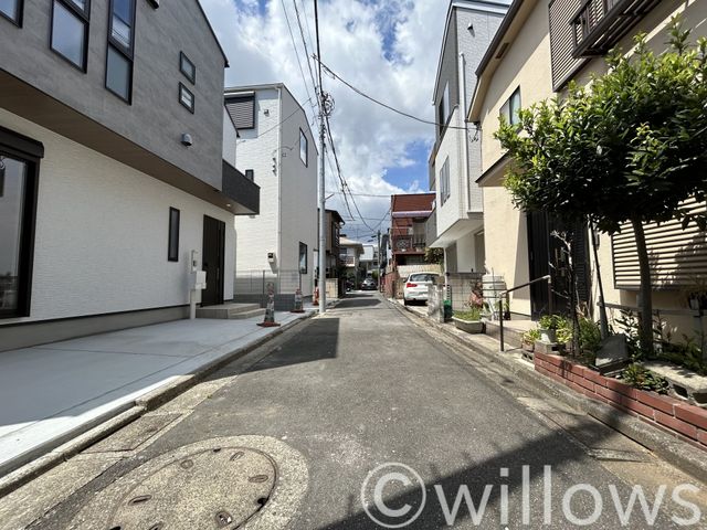 前面道路はどんつきになっており人通りはほとんど御座いません。駐車するにも十分の幅員が取れていますので、ご安心くださいませ。