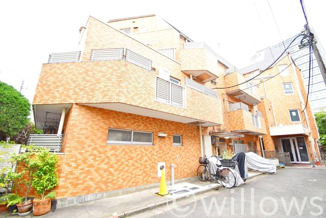 地上4階建て（2階部分）のマンションです。周辺は閑静な住宅街が広がり、学校や医療施設が充実していて暮らしやすい環境です。「白金高輪」駅徒歩10分と立地の良さも非常に魅力的ですね。