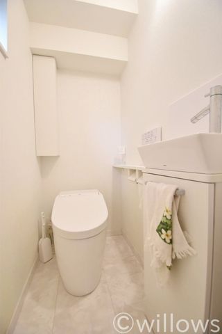 トイレはタンクレスタイプを採用し、手洗い場を設けました。収納棚をしっかりと確保しておりますのでトイレ用品の収納が可能です。お掃除もしやすく、より快適な空間を享受できます。