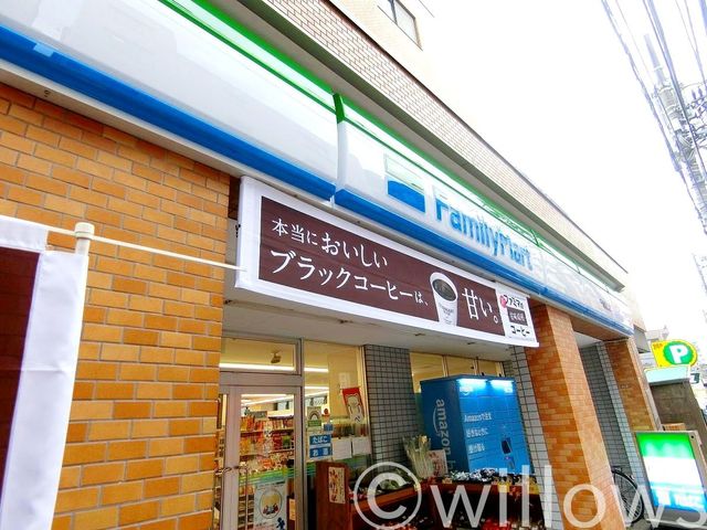 ファミリーマート千歳烏山店 徒歩3分。 230m