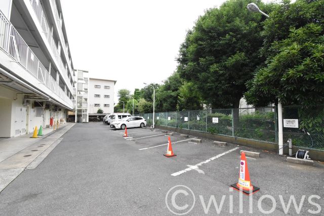 断然便利な敷地内駐車場。駐車場は車種が限られますので、お問い合わせ時にお車の車種をご教示下さい。空き状況をすぐにお調べします。