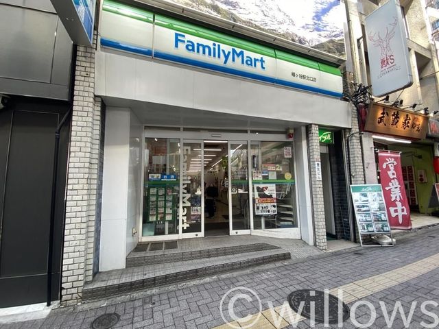 ファミリーマート幡ヶ谷駅北口店 徒歩1分。 50m