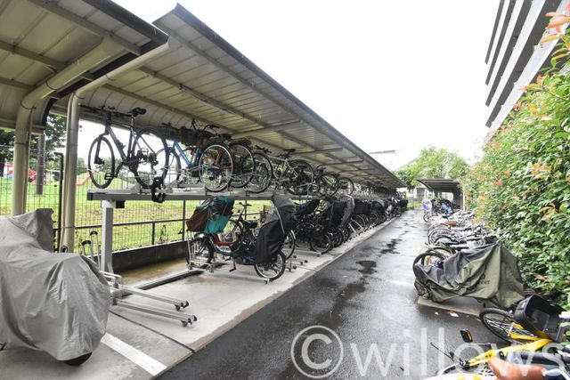 自転車は必需品という方も多くいらっしゃいます。見るとお子様を乗せる自転車も多く、このマンションコミュニティの雰囲気を教えてくれます。