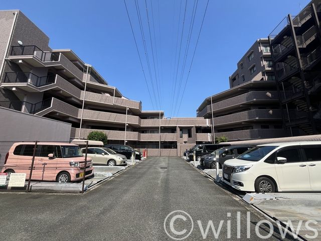 断然便利な敷地内駐車場。屋内駐車場は車種が限られますので、お問い合わせ時にお車の車種をご教示下さい。