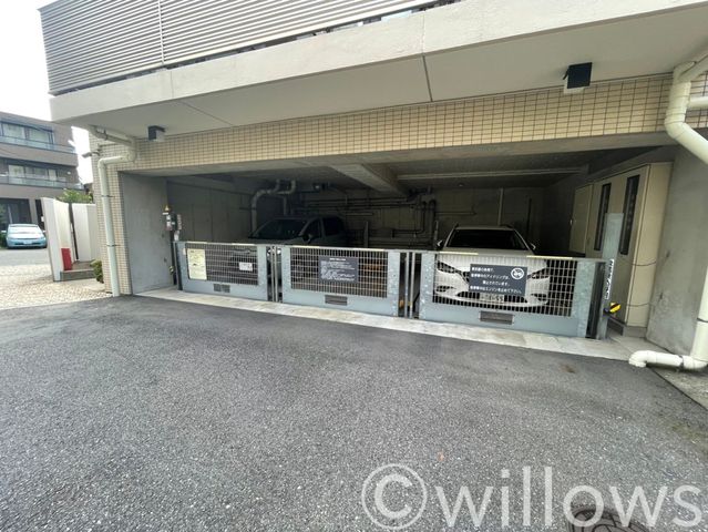 屋内駐車場は雨や砂ぼこりから汚れを守ってくれます。雨風で汚れる心配もありません。駐車場の空き情報はすぐに確認いたしますのでお気軽にお申し付けください。