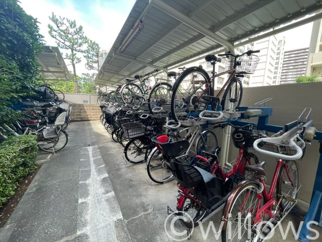 自転車は必需品という方も多くいらっしゃいます。見るとお子様を乗せる自転車も多く、このマンションコミュニティの雰囲気を教えてくれます。空き状況もすぐにお調べします。