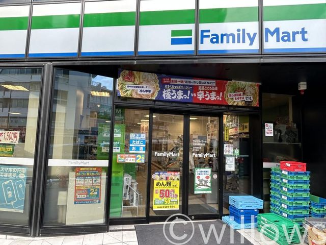 ファミリーマート千駄ヶ谷二丁目店 徒歩2分。 130m