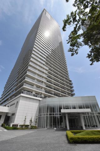 地上49階建てのタワーマンションです。周辺は教育施設や商業施設が揃う、暮らしやすい街並みが魅力です