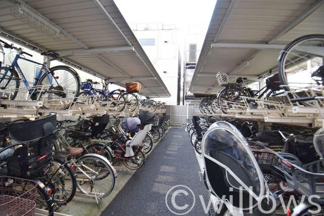 自転車は必需品という方も多くいらっしゃいます。見るとお子様を乗せる自転車も多く、このマンションコミュニティの雰囲気を教えてくれます。