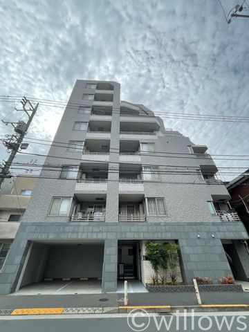 大切なペットとも暮らせる(規約有)、地上8階建て（5階部分）のマンションです。周辺はスーパーや公園が揃う、暮らしやすい街並みが魅力的です。