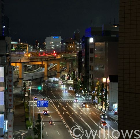 洋室からは横浜の夜景を堪能できます。誰もが羨むロケーション、是非一度現地でご体感ください。