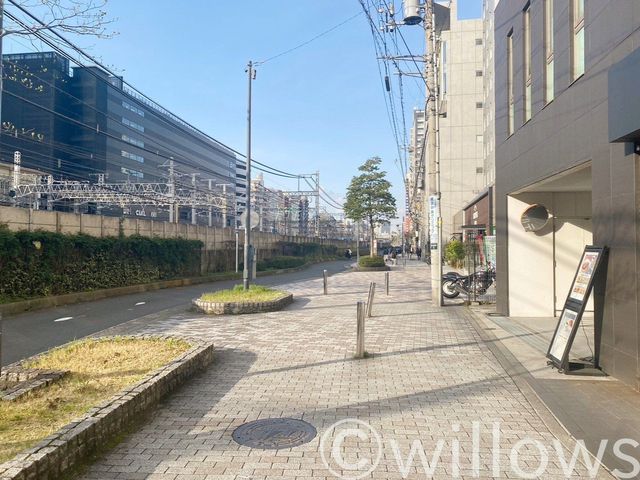 横浜駅までの道のり(2)人通りがあり、歩道が広いまっすぐな一本道のため夜道も安心です。線路と高速道路沿いを歩きます。