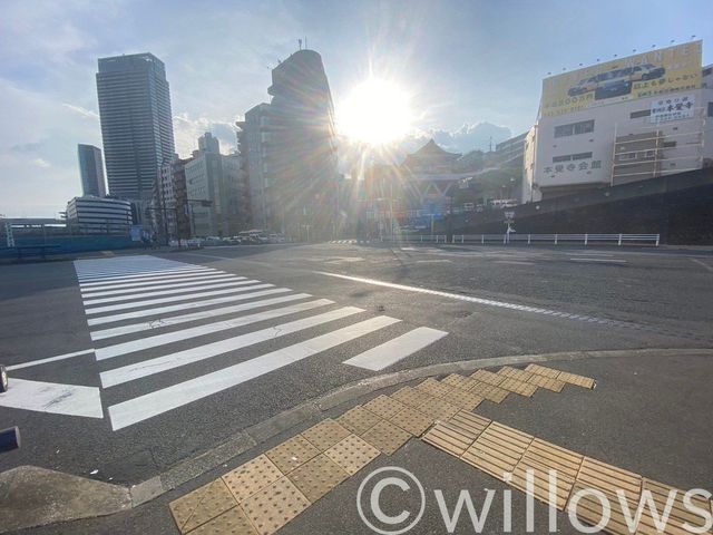 横浜駅までの道のり(3)暫く歩くと青木橋の交差点を渡ると約7、8分で本物件に到着です！信号は一か所のみ！歩道橋を利用すると更に短縮できます。ご案内では駅～現地まで徒歩でご案内させていただきます。