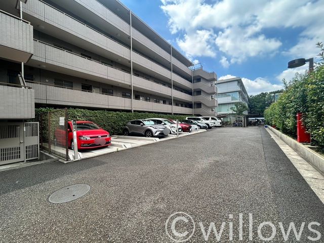 断然便利な敷地内駐車場。屋内駐車場は車種が限られますので、お問い合わせ時にお車の車種をご教示下さい。空き状況をすぐにお調べします。