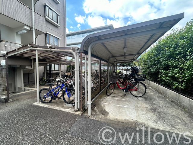 駐輪場は立派な屋根が付いています。雨に濡れる心配もありません。しっかりと整理整頓されているのが好印象です！