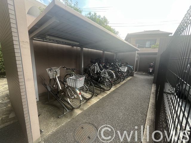 自転車は必需品という方も多くいらっしゃいます。見るとお子様を乗せる自転車も多く、このマンションコミュニティの雰囲気を教えてくれます。