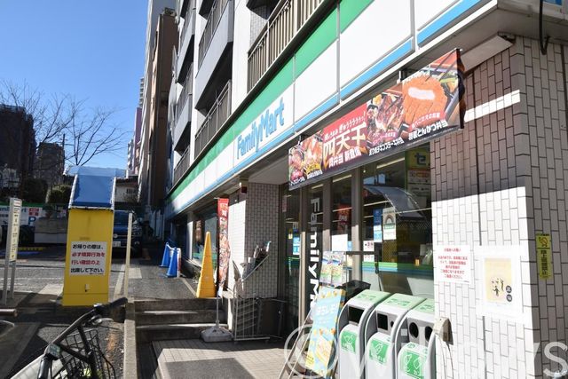 ファミリーマート牛込柳町駅前店 徒歩5分。 380m