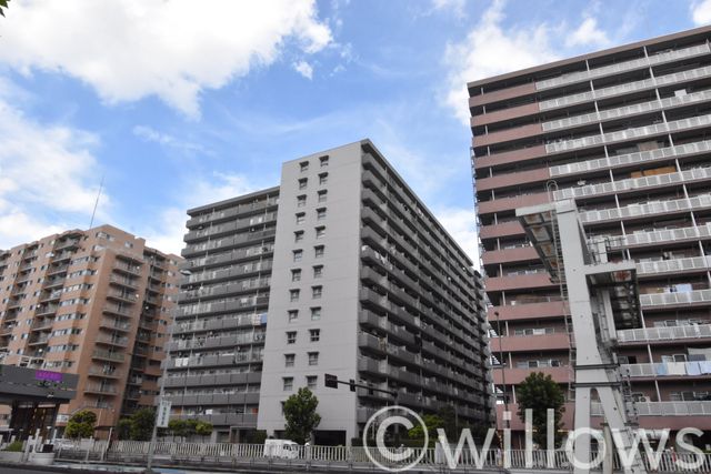 254戸の大規模マンション。地上14階建て（1階部分）のマンションです。周辺は教育施設やスーパー、コンビニが揃う、暮らしやすい街並みが魅力的です。