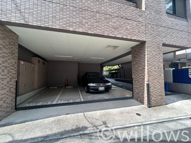 屋内駐車場は雨や砂ぼこりから汚れを守ってくれます。雨風で汚れる心配もありません。平置きで駐車出来るのは嬉しいですね。駐車場の空き情報はすぐに確認いたしますのでお気軽にお申し付けください。