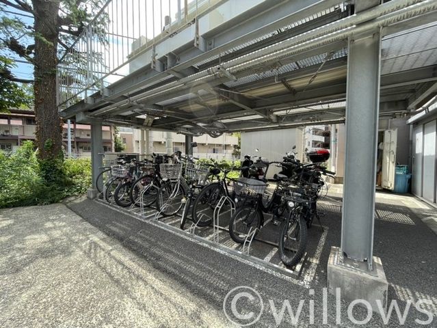 自転車は必需品という方も多くいらっしゃいます。見るとお子様を乗せる自転車も多く、このマンションコミュニティの雰囲気を教えてくれます。空き状況もすぐにお調べします。