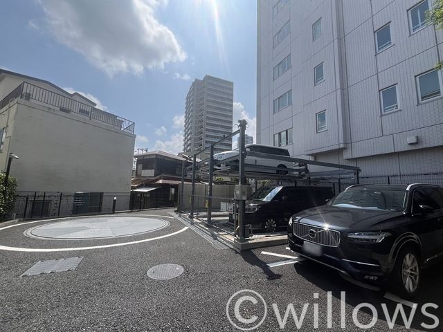 断然便利な敷地内駐車場。駐車場は車種が限られますので、お問い合わせ時にお車の車種をご教示下さい。空き状況をすぐにお調べします。