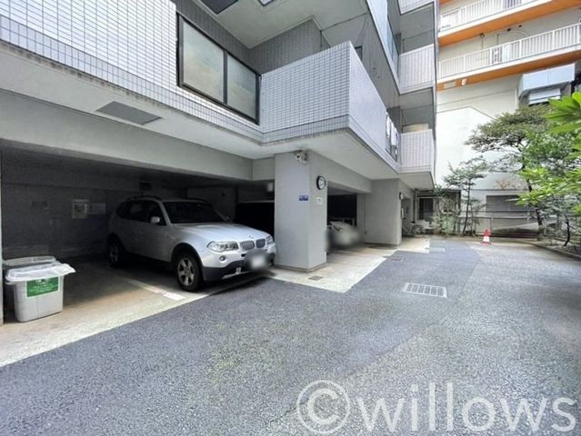 断然便利な敷地内駐車場。屋内駐車場は車種が限られますので、お問い合わせ時にお車の車種をご教示下さい。空き状況をすぐにお調べします。