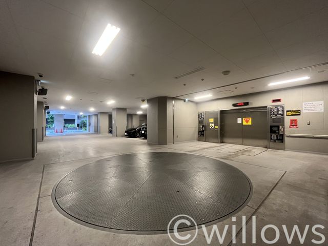 屋内駐車場のため、雨や砂埃から車を守ってくれます。