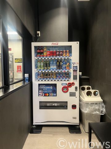 敷地内に自動販売機があります。飲み物をすぐに購入できて便利です。