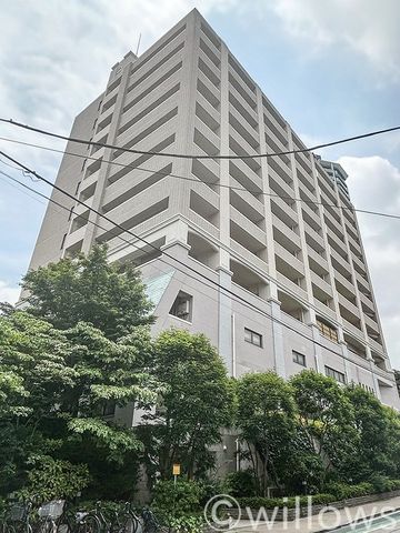 大切なペットとも暮らせる(規約有)、地上10階建て（9階部分）のマンションです。周辺は教育施設や植物園が揃う、暮らしやすい街並みが魅力的です。