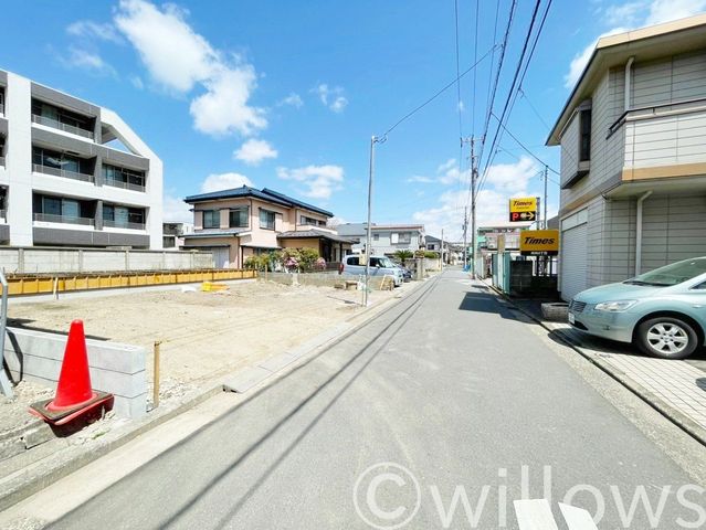 C棟前面道路は歩道を挟む道路になっておりますので、お子様のいるご家庭でも安心してお過ごしいただけます。主要採光が道路側なので、陽当たりも確保できます♪(更地時撮影)